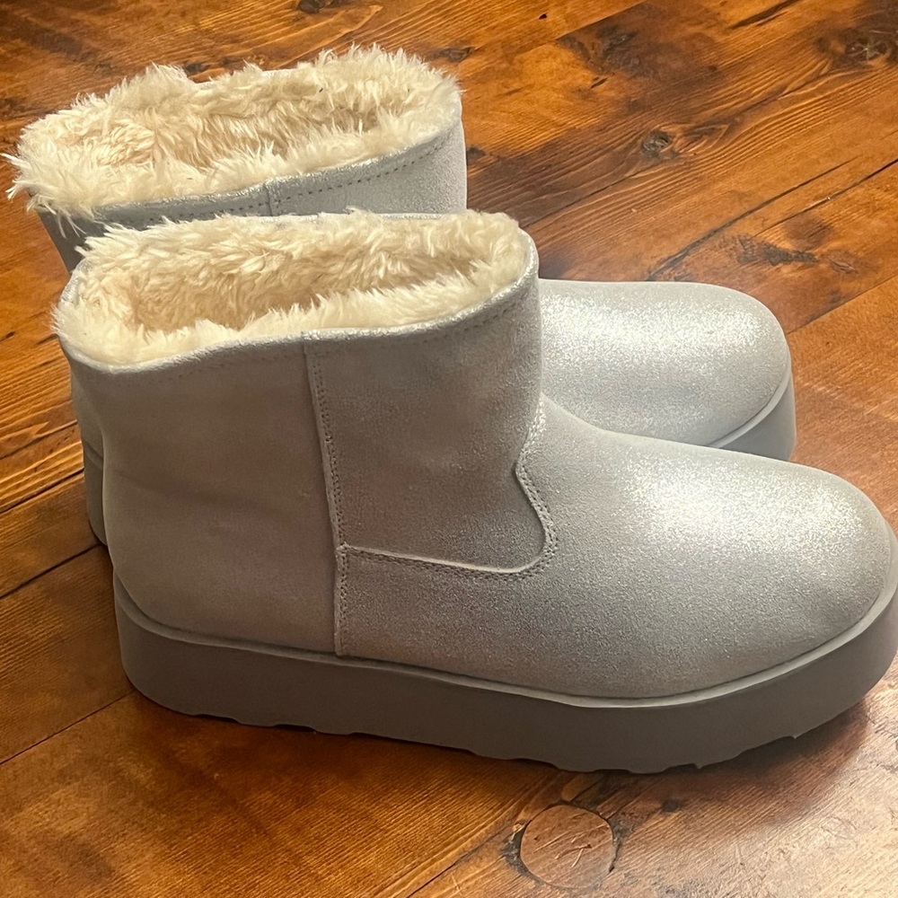 Time and Tru Women's Light Gray Winter Boots